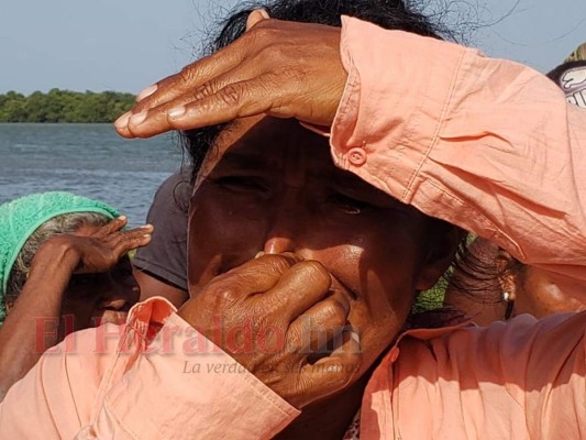 FOTOS: Los rostros de impotencia y dolor de familiares de víctimas del naufragio en La Mosquitia