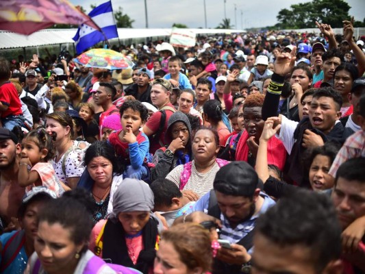 FOTOS: El rostro de dolor de los niños hondureños cuando la caravana migrante rompió los portones en la frontera con México