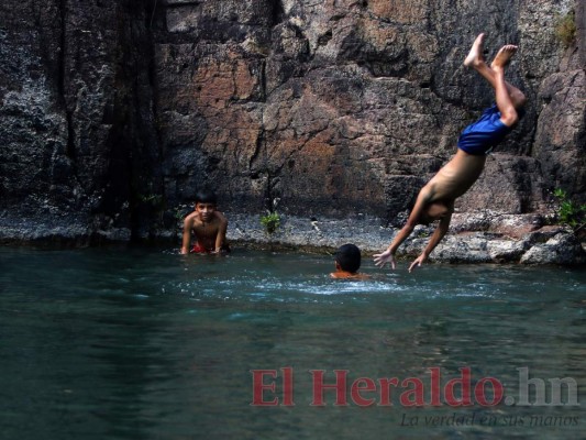 Así es el espectacular y único río azul de Nueva Armenia (FOTOS)