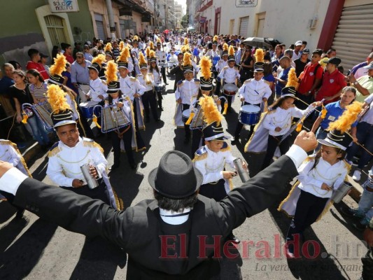 FOTOS: Extravagantes y vistosos trajes de las bandas en los desfiles