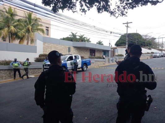 Calles cerradas y tensión dejó falsa alarma de bomba en la Embajada de EEUU