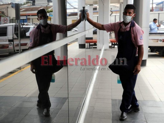 FOTOS: El descuidado uso de mascarillas en el aeropuerto Toncontín