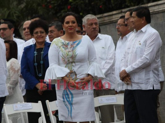 De vestido blanco y zapatos azules, así llegó Ana de Hernández al grito de independencia 2019