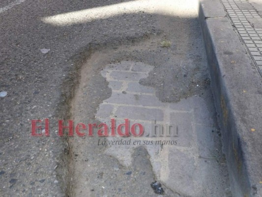 Baches, alcantarillas destapadas y calles colapsadas: riesgos en la capital