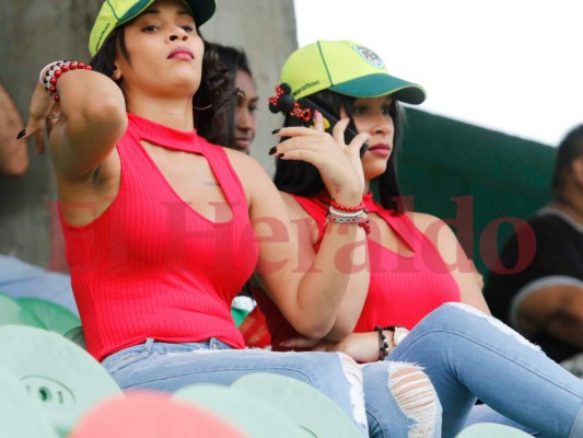 Hermosas mujeres acaparan las miradas en el estadio Yankel Rosenthal