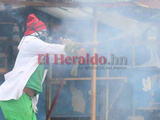 Gas lacrimógeno y 'chimbas', los protagonistas de las protestas frente a la UNAH