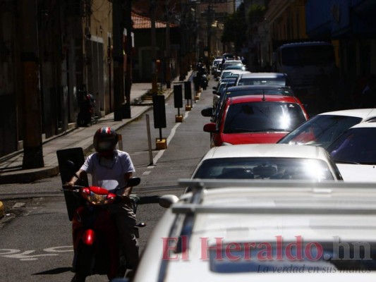 Masiva afluencia de personas durante circulación de dos dígitos (FOTOS)