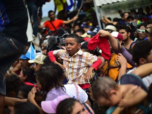 FOTOS: El rostro de dolor de los niños hondureños cuando la caravana migrante rompió los portones en la frontera con México