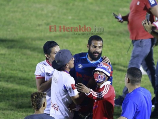 FOTOS: Ultra Fiel ingresó a la cancha y festejó con jugadores de Olimpia tras avanzar a la final