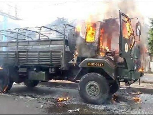 Manifestantes queman camión del Ejército en la colonia El Carrizal