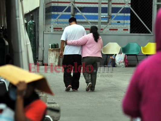 FOTOS: Agobiantes momentos afuera de la carpa de triaje del Hospital Escuela