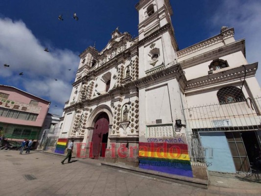 FOTOS: Pintada con la bandera LGTBI amanece iglesia Los Dolores   