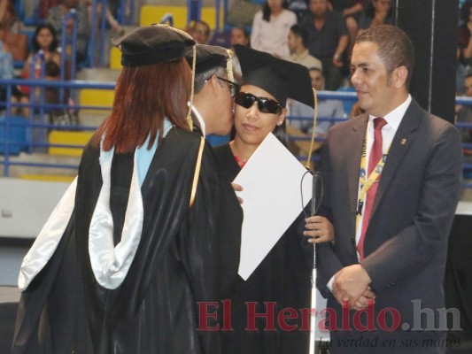 FOTOS: Llenos de ilusiones, 1,280 profesionales se graduaron en la UNAH