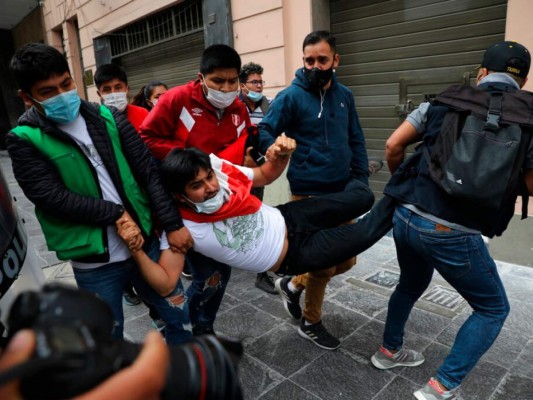 FOTOS: Sigue el ambiente tenso en Perú contra nombramiento de Manuel Merino