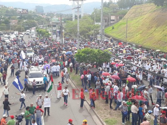 FOTOS: La masiva movilización de médicos y maestros en la capital de Honduras