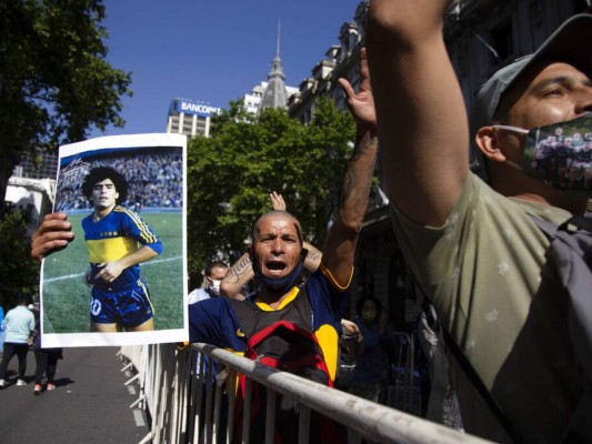 Llanto, dolor y consternación en los hinchas de Maradona por su muerte