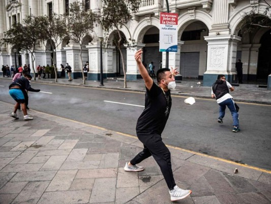 Jornada de intensas protestas en Perú un día después de la destitución de Vizcarra (FOTOS)