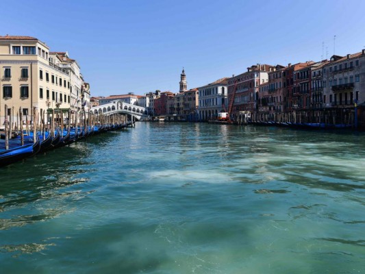 Aguas cristalinas y libres de contaminación, así lucen canales de Venecia por cuarentena