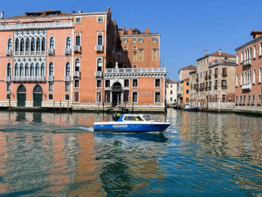 Aguas cristalinas y libres de contaminación, así lucen canales de Venecia por cuarentena