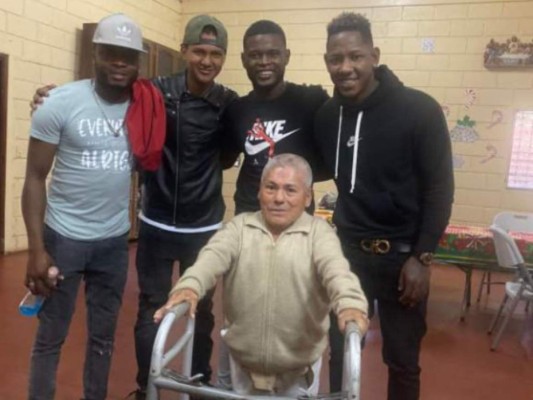 FOTOS: El noble gesto de Romell Quioto en un asilo de ancianos y en el Hospital Escuela en víspera navideña