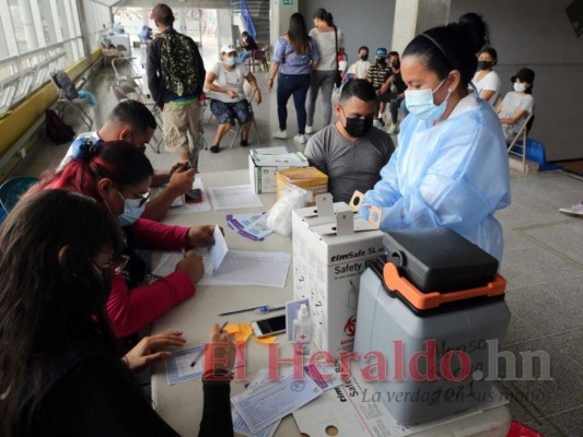 Largas filas y en orden: Así continuó la aplicación de la vacuna de refuerzo anticovid en la capital