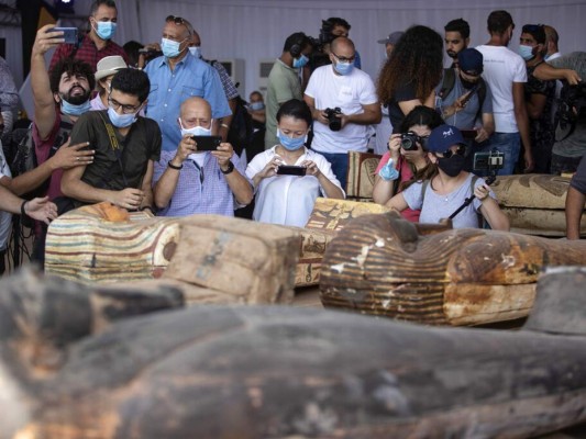 FOTOS: Hallan 59 sarcófagos con momias de 2,600 años de antigüedad