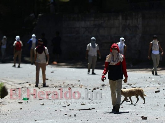 Honduras: Guerra campal entre estudiantes y policías en la colonia Kennedy