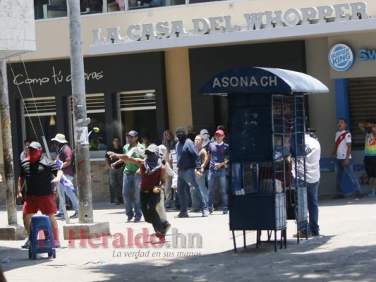 Las impactantes imágenes que dejaron las violentas protestas por el Día del Trabajador