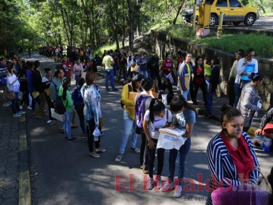 FOTOS: Largas filas de docentes que buscan obtener una plaza vacante