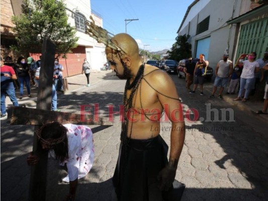 Impresionante vía crucis en Viernes Santo retrata la pasión de Jesucristo