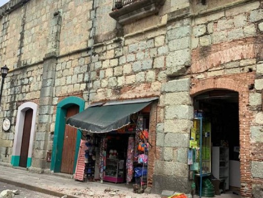 Pánico, pacientes en camilla a la calle y derrumbes: los daños del sismo en México (FOTOS)