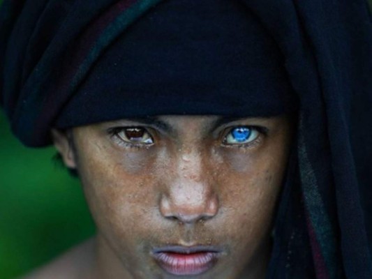 Los hipnotizantes ojos azules y brillantes de una tribu en Indonesia (FOTOS)