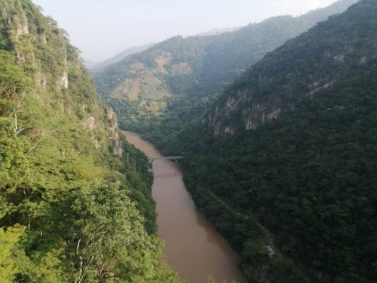 Así se ejecuta la descarga de agua en la represa El Cajón (Fotos)