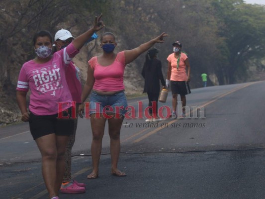 FOTOS: Desesperados por comida, hondureños bloquean carreteras y piden ayuda