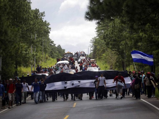 Con documentos en mano, caravana de migrantes hondureños avanza a través de Guatemala rumbo a EEUU