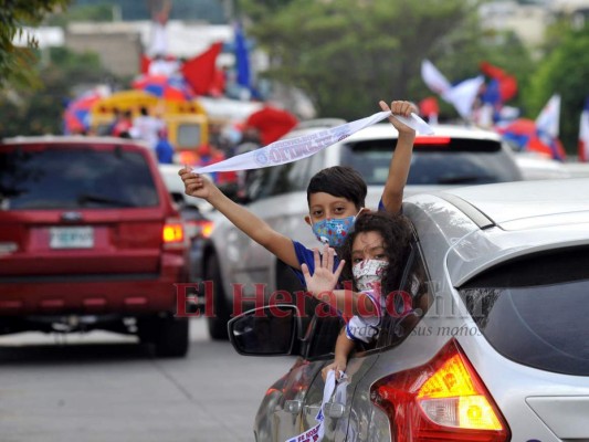 FOTOS: Así fue la mega caravana que realizaron los aficionados merengues por los 109 años de Olimpia   