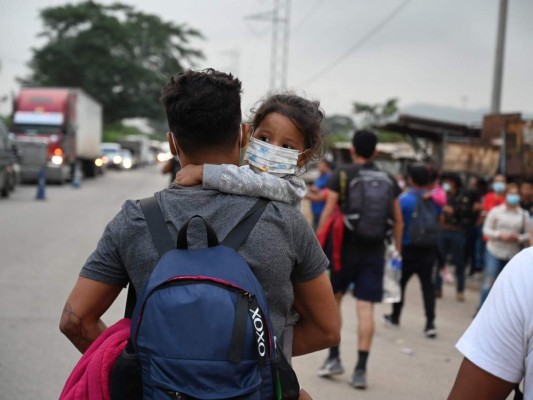 FOTOS: A pie y a 'jalón', sale masiva caravana de migrantes hacia EE UU