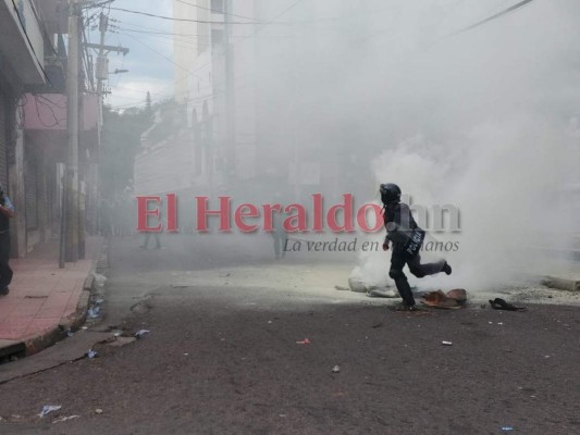 FOTOS: El caos y desolación que dejaron las protestas en los alrededores del Congreso Nacional