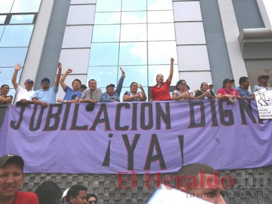 Fotos: Con gritos y quema de llantas ante Inprema, maestros piden derogación de decretos