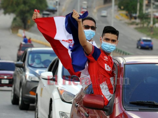 FOTOS: Así fue la mega caravana que realizaron los aficionados merengues por los 109 años de Olimpia   