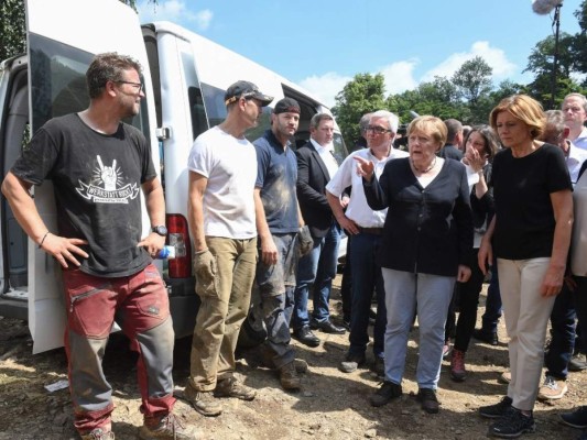 Fotos del recorrido de Merkel por zonas de Europa devastadas por inundaciones