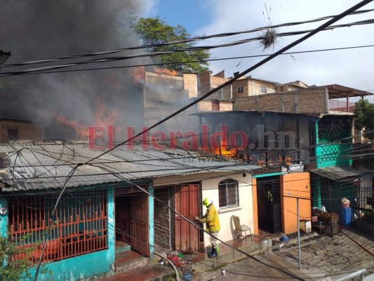 Las primeras imágenes del voraz incendio en barrio Bella Vista