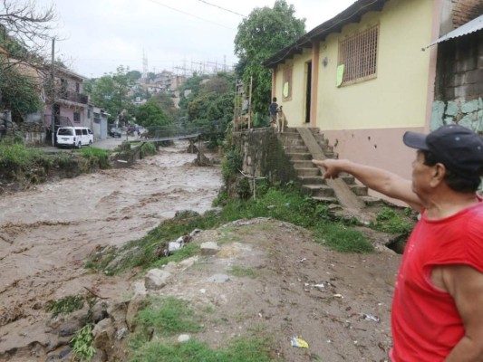 Tráfico, inundaciones y carros atascados por fuerte lluvia en la capital