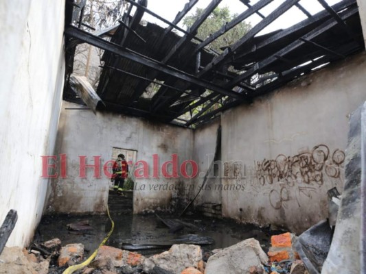 Incendio convierte en cenizas dos viviendas abandonadas en El Centavo (FOTOS)