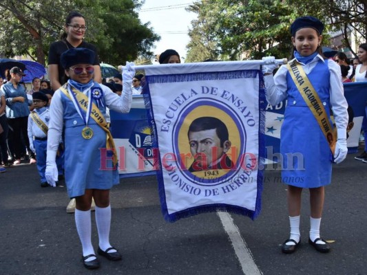 FOTOS: Coloridos desfiles protagonizaron al menos 300 escuelas en la capital