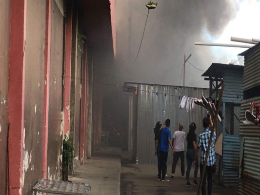 Pavoroso incendio destruye varios comercios en el centro de San Pedro Sula (Fotos)