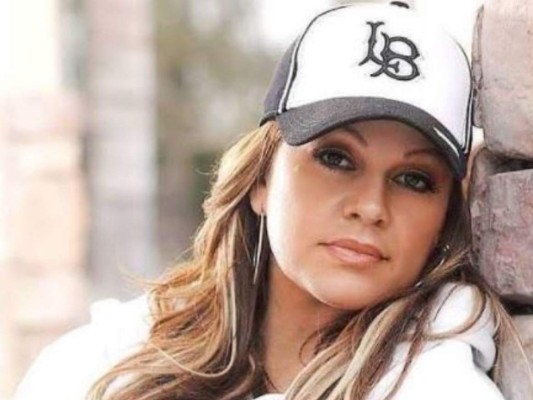 Una misteriosa sombra y escenario en forma de cruz: así fue el último concierto de Jenni Rivera