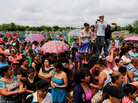 Las dolorosas imágenes del entierro de la familia nicaragüense asesinada dentro de su vivienda