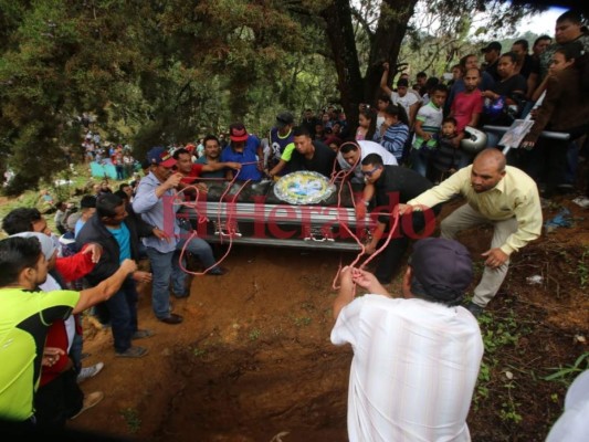 Las dramáticas imágenes del entierro de Vladimir Oquelí, joven arrastrado por la quebrada El Sapo