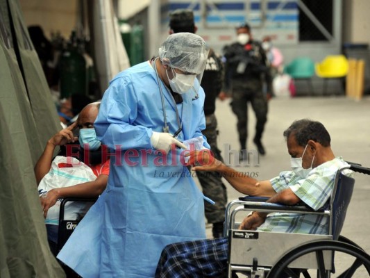 FOTOS: Agobiantes momentos afuera de la carpa de triaje del Hospital Escuela